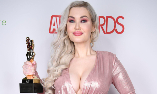 Violet Doll Wins Favorite Domme in AVN's 2020 Fan Awards