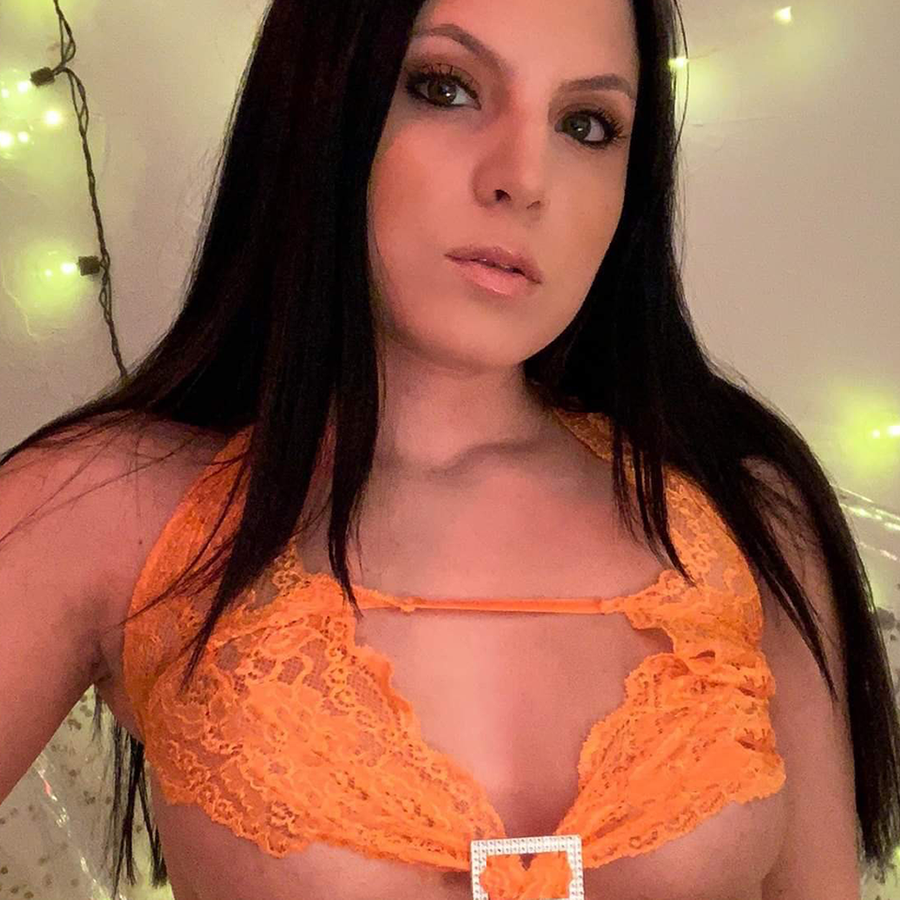 Sarah Russi Invites Fans to Chat on Cam4 Saturday Night.