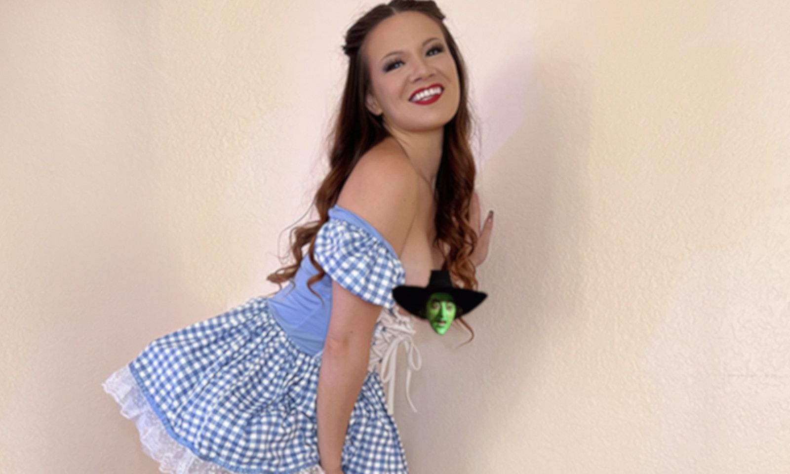 Alison Rey to Stream 'Wizard of Oz' Halloween Show Tonight