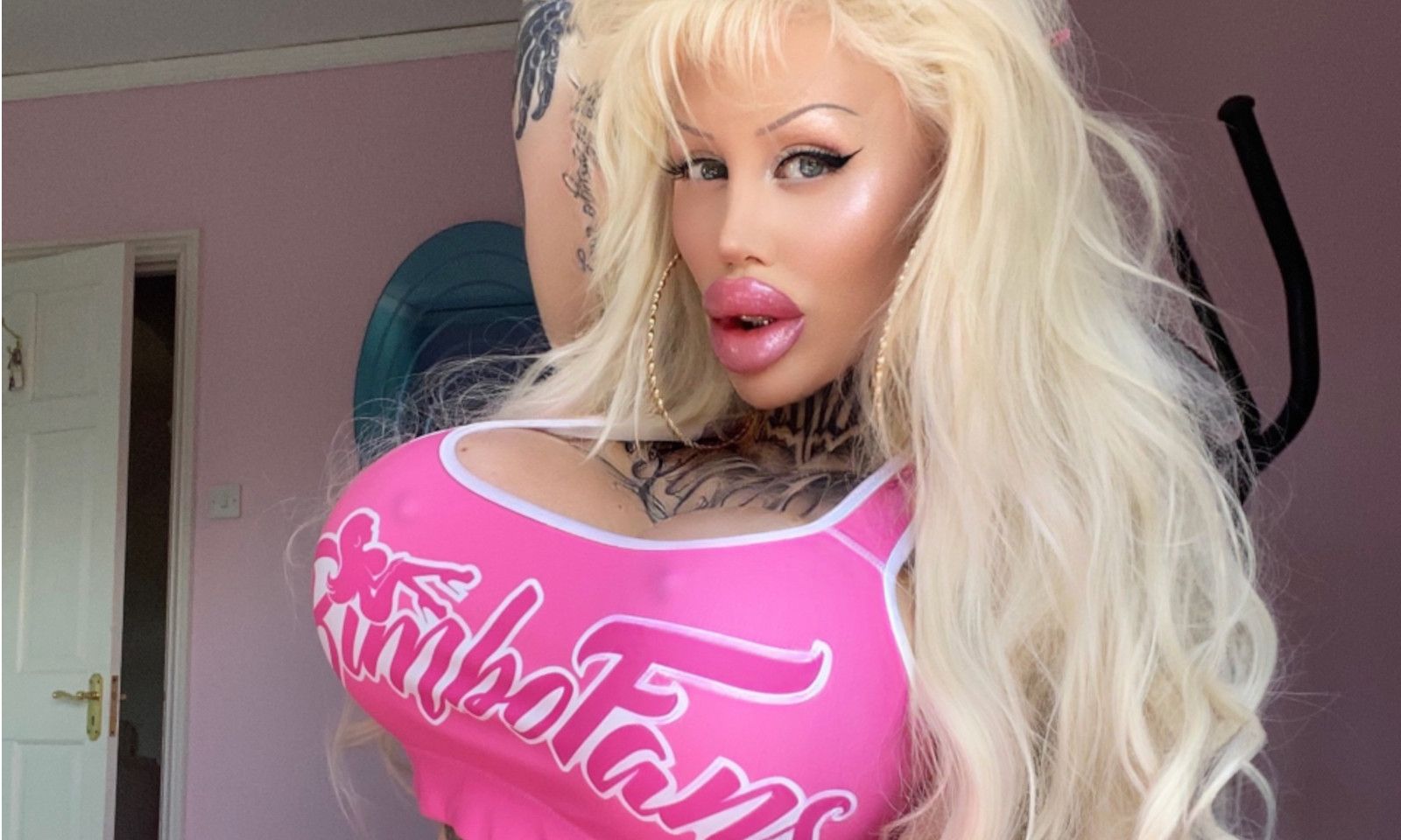 Alicia Amira Marks BimboFans' First Month With New Scenes