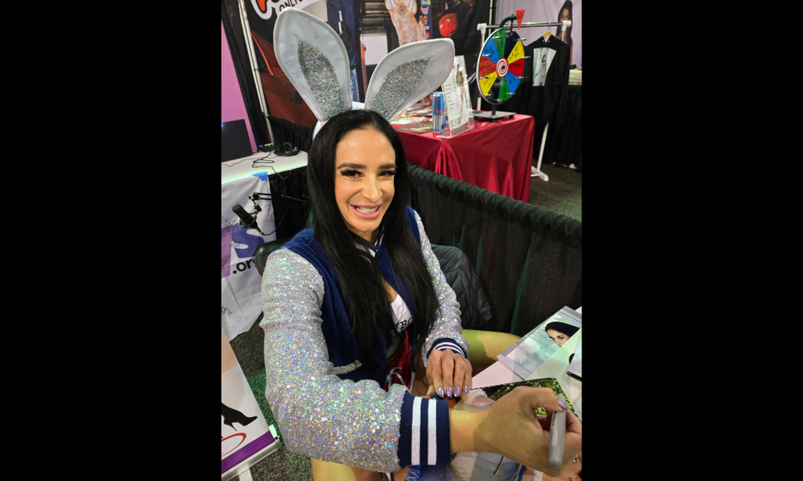 Sheena Ryder Guests on 'In the Tub' During Exxxotica Chicago