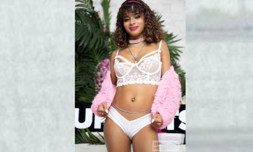 Newcomer Isabella Jules Makes Her Hookup Hotshot Debut