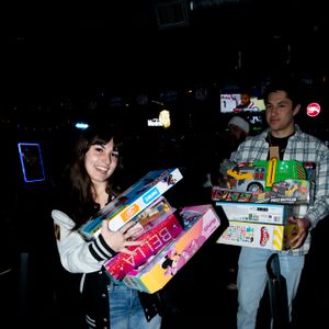 Ivan & Ricky Greenwood Host Xmas Toy Drive - Image 638818
