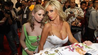 Erotica LA 2009 Gets Off to Sizzling Start