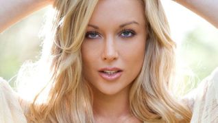 Kayden Kross Hosts ‘Dinah Girls’ on Here! TV