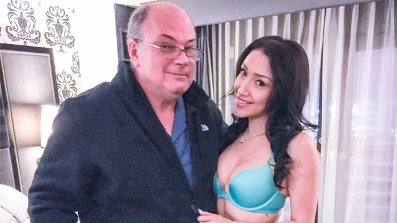 Lucky Fan Wins Sexy Photo Shoot with Vicki Chase at AEE