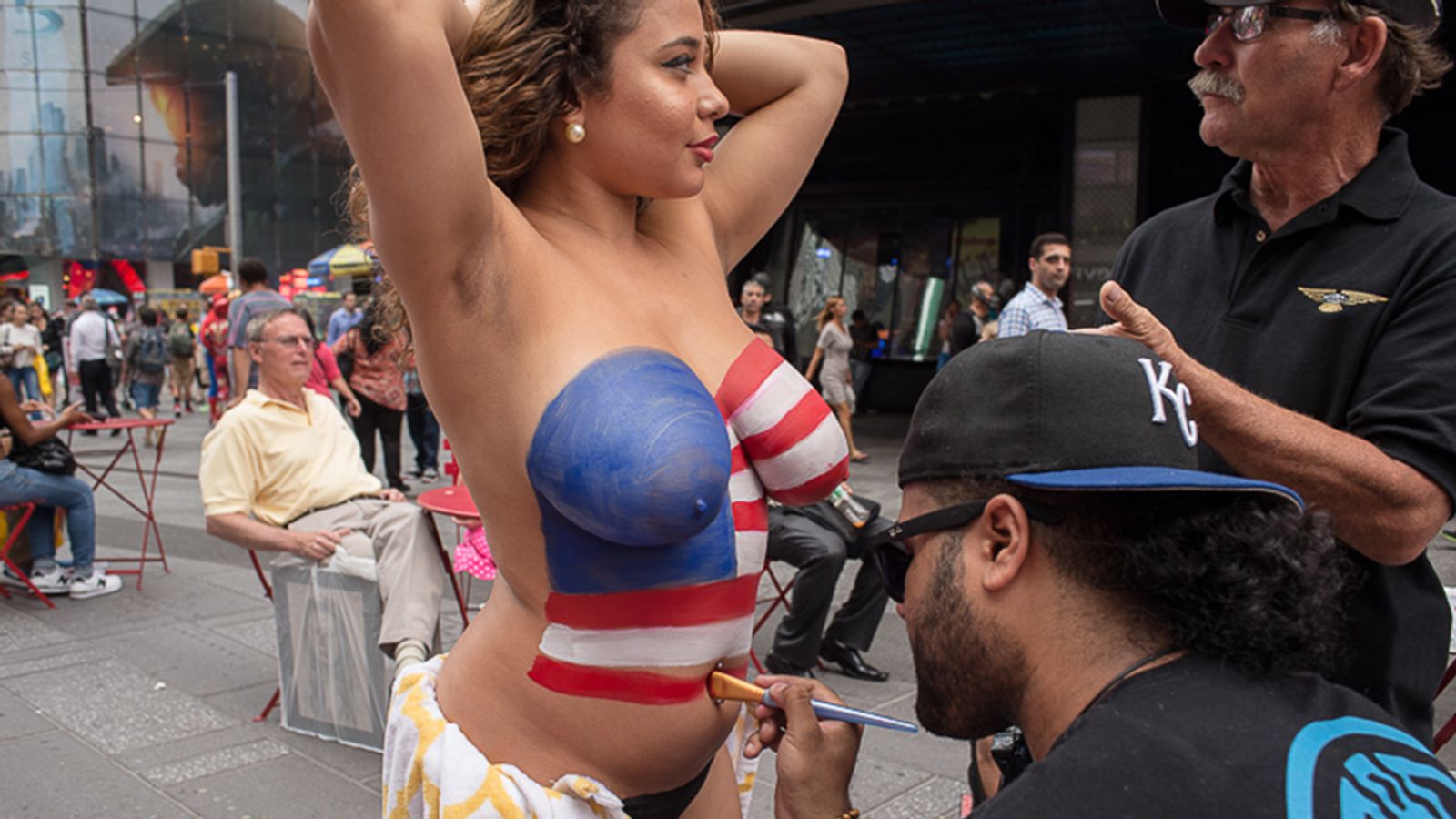 NY Post Gets Pissy About Desnudas in Times Square | AVN