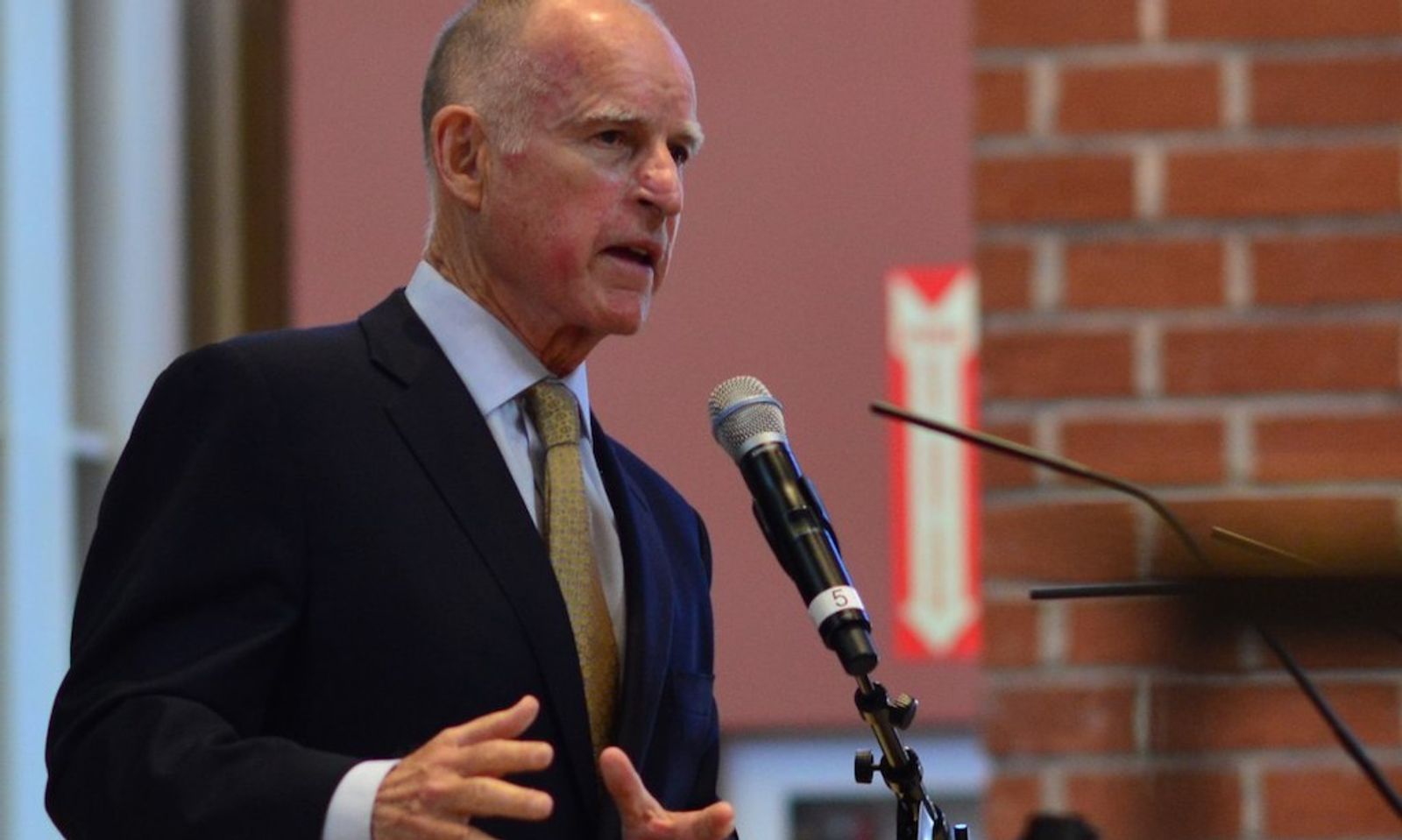 U.S. Sues Jerry Brown After Gov Signs Tough CA Net Neutrality Law