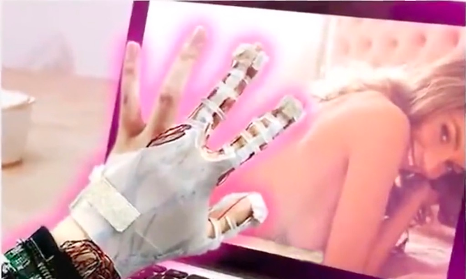 VR Glove Lets Users Feel Virtual Objects, Uses for Porn Obvious