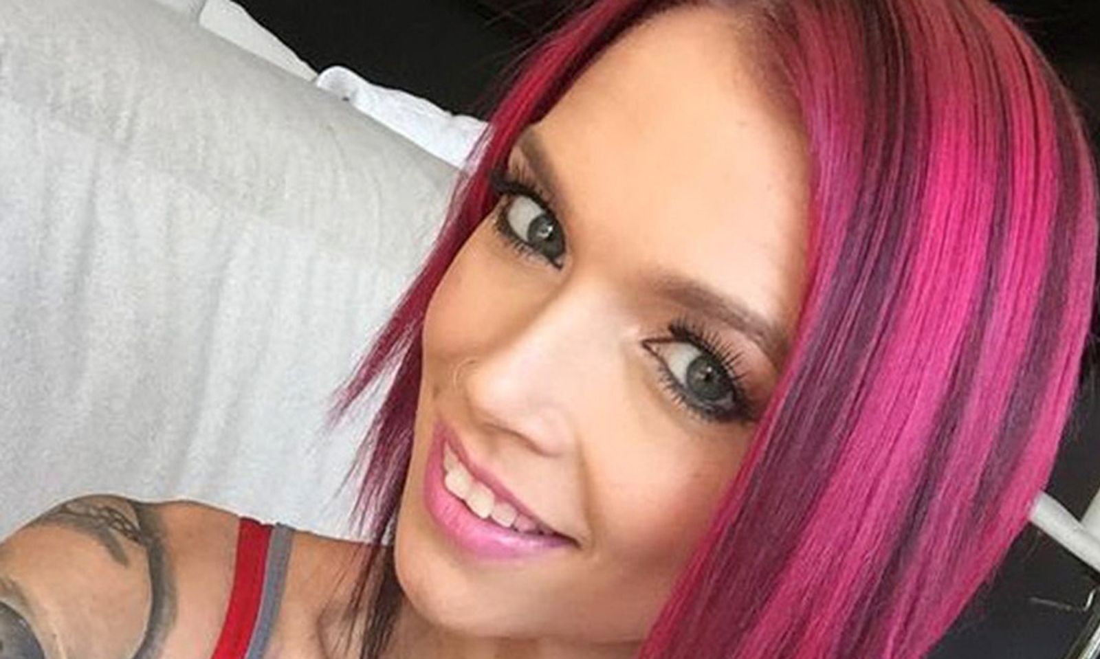 Anna Bell Peaks to Give Live Show Tonight on CamSoda