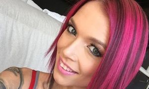 Anna Bell Peaks to Give Live Show Tonight on CamSoda