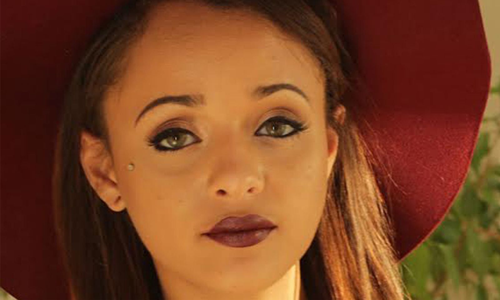 Starlet Holly Hendrix Appearing at Exxxotica N.J. 