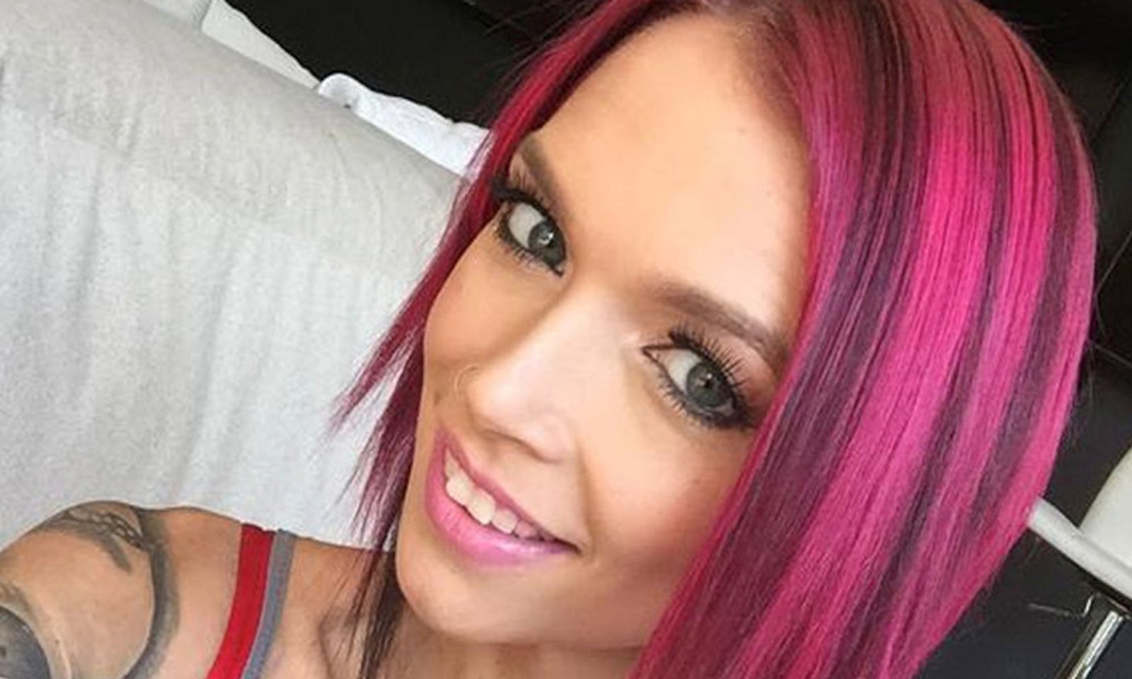 Anna Bell Peaks Signing for Pornhub at AVN Show