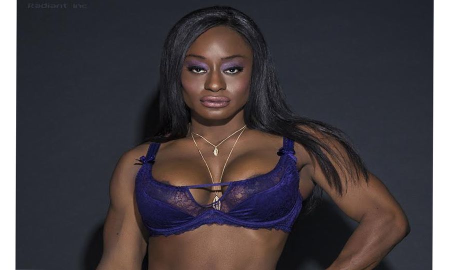 Kelli Provocateur Takes Charge at Exxxotica Expo