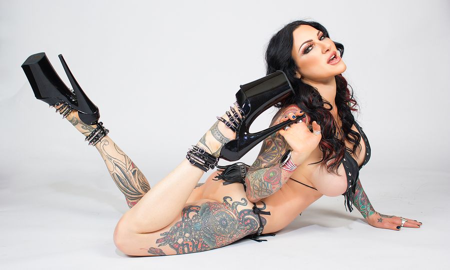 Jenevieve Hexxx to Signing for ManyVids, AVN, Inked Angels at AEE